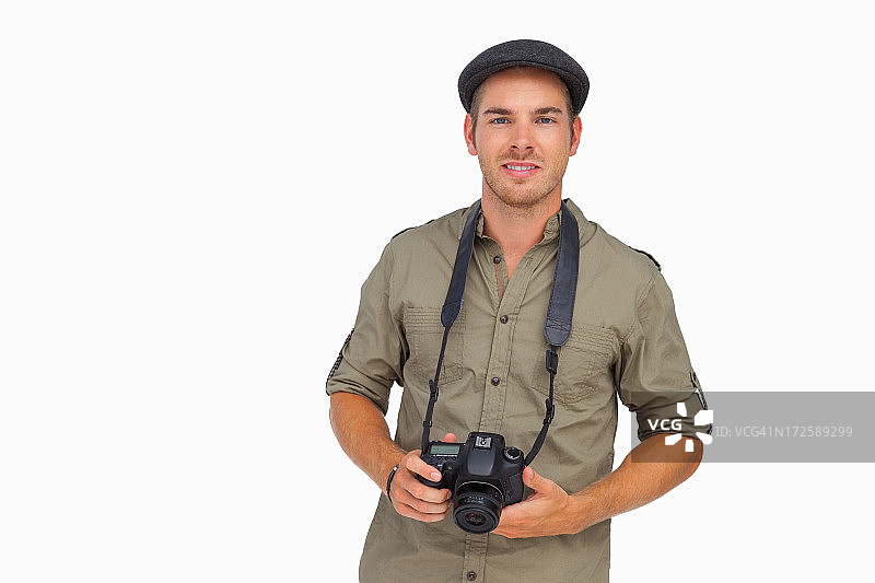 戴着鸭舌帽的男人拿着相机图片素材