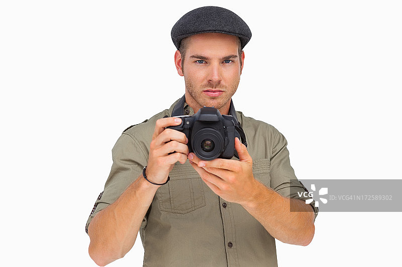 一位戴着鸭舌帽的严肃男士正在拍照图片素材