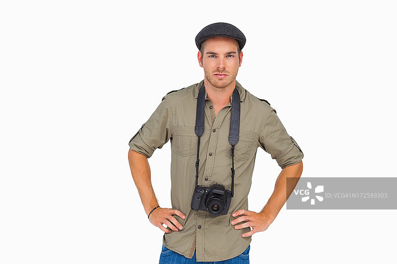 戴鸭舌帽、脖子上挂着相机的严肃男人图片素材