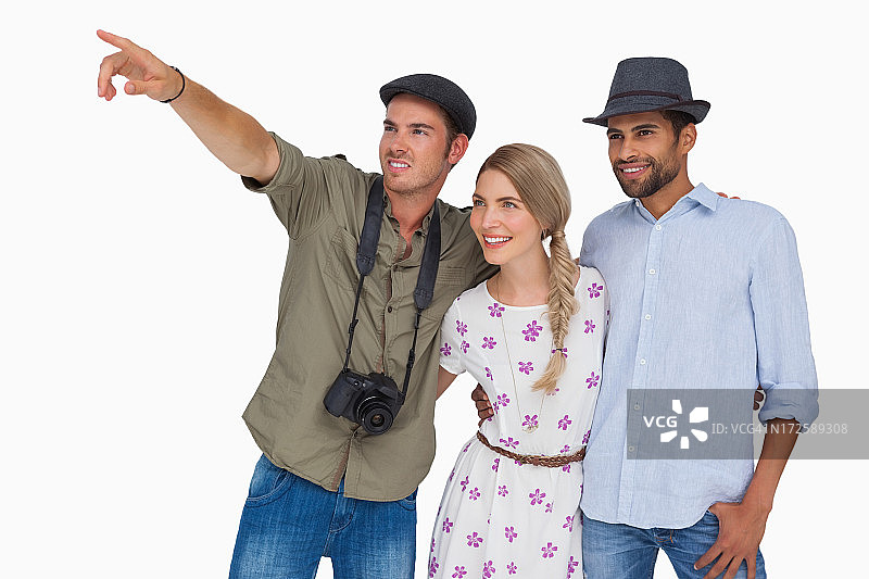 摄影师与朋友指向某物图片素材