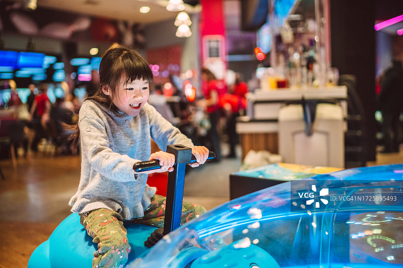 在游乐场玩耍的快乐女孩图片素材