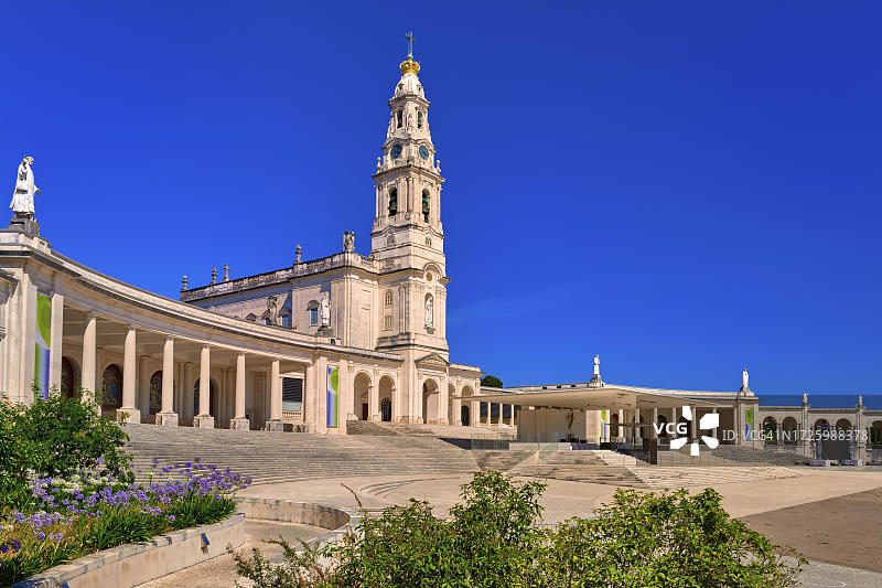 阳光明媚的葡萄牙法蒂玛玫瑰圣母大教堂。圣殿是天主教世界重要的玛丽安神殿和朝圣地。图片素材