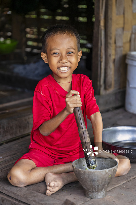 老挝北部村庄里的老挝小男孩图片素材