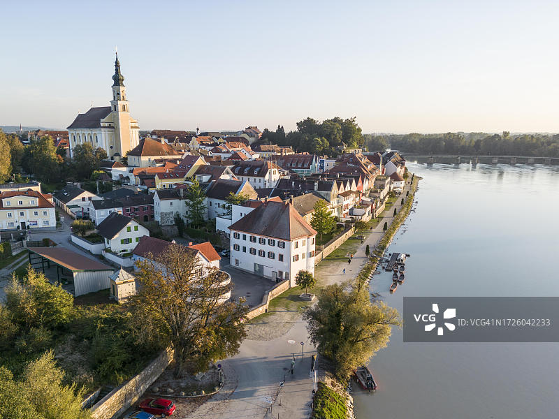 奥地利上奥地利州，绍尔丁因河畔的河岸长廊和城镇鸟瞰图图片素材