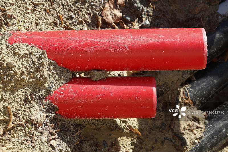 德国道路施工现场的红色管道图片素材