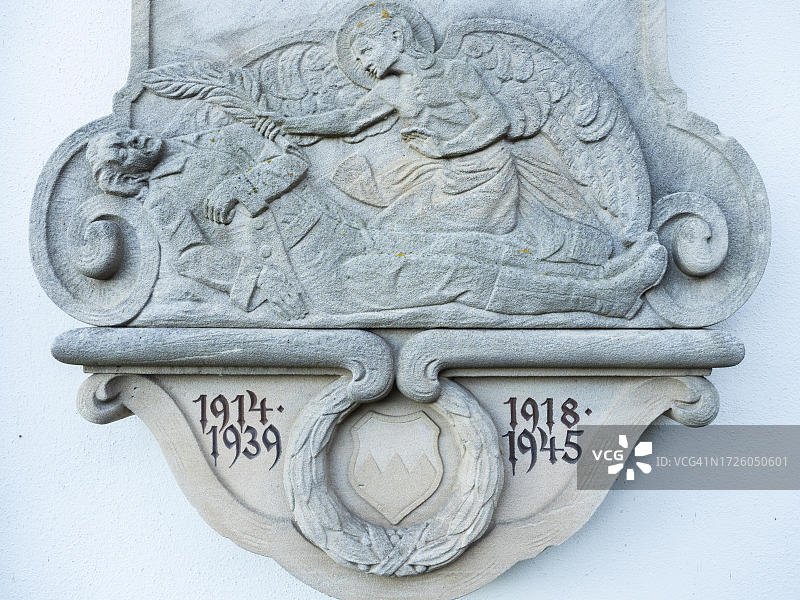 纪念世界大战受害者的牌匾，位于德国巴伐利亚弗兰肯尼亚沃尔卡赫附近的烧炭工棚图片素材