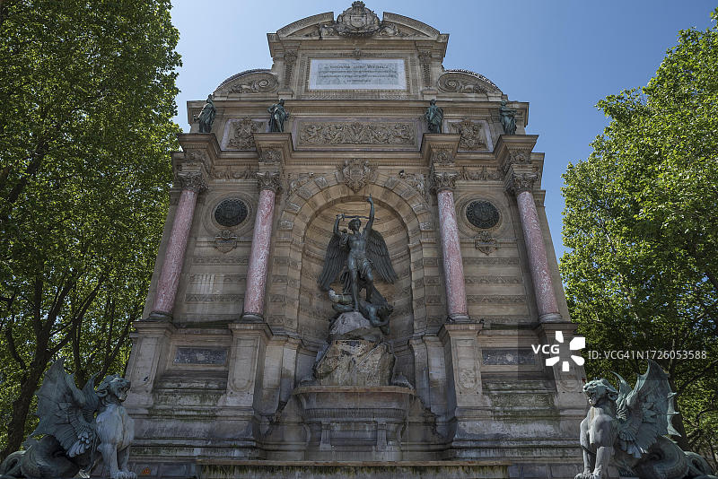 法国巴黎圣米歇尔广场的圣米歇尔喷泉图片素材