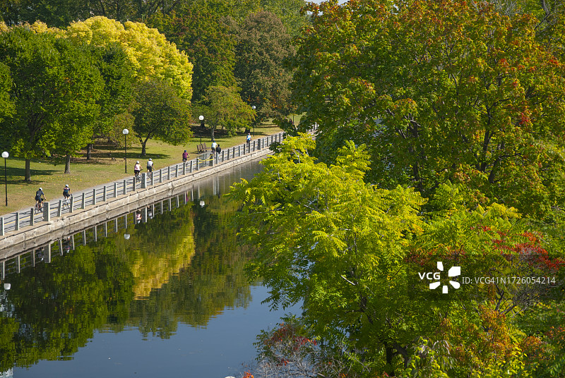 初秋的里多运河，加拿大安大略省渥太华图片素材