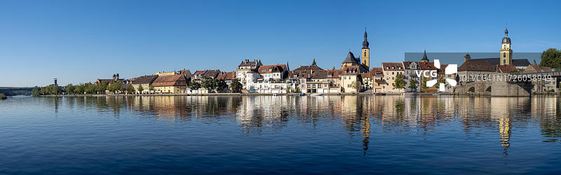 德国基青根圣约翰尼斯教堂的城镇风光图片素材