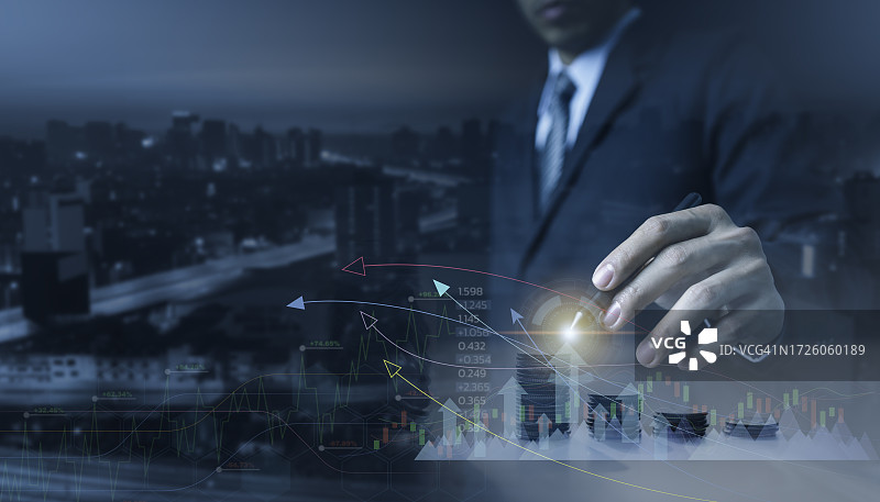 商人展示虚拟图，投资、股票交易、金融、业务增长、营销策略概念图片素材