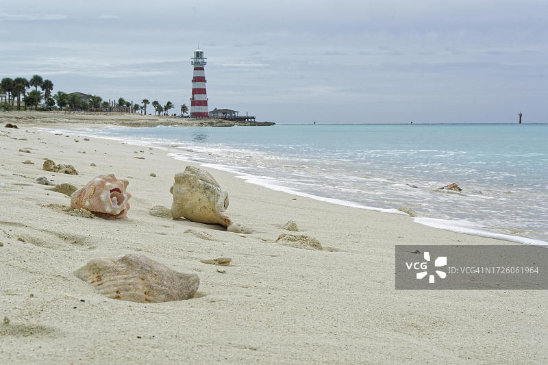 海滩日落：MSC邮轮公司私人岛屿海洋礁的灯塔，巴哈马图片素材
