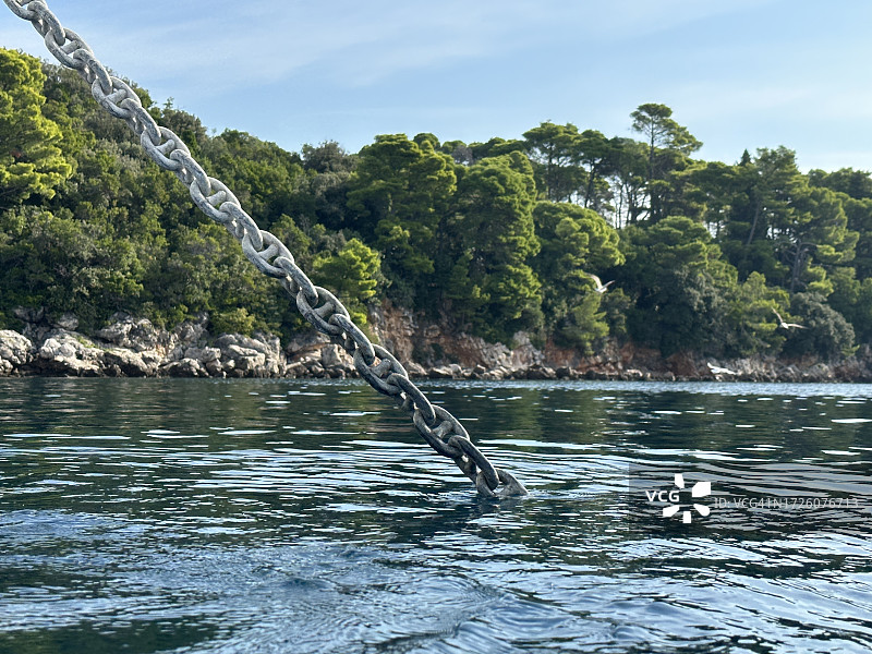 延伸入水中的航海船锚链图片素材