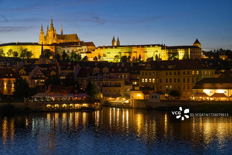 从伏尔塔瓦河眺望布拉格城堡和圣维特大教堂，捷克布拉格的傍晚景色图片素材