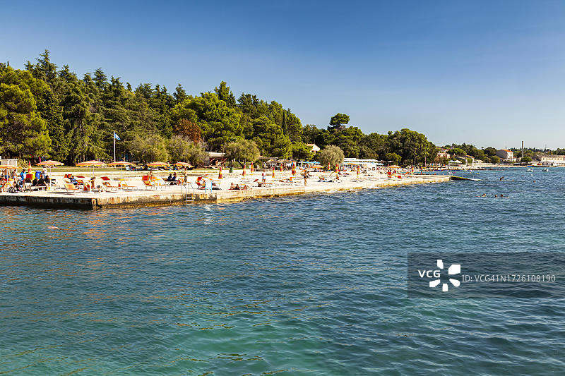 克罗地亚伊斯特拉波雷奇斯帕迪奇的石头海岸海滩图片素材