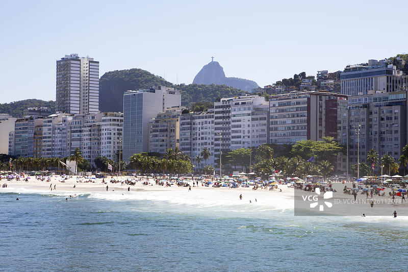 里约热内卢科帕卡巴纳海滩，背景是山脉和基督像图片素材