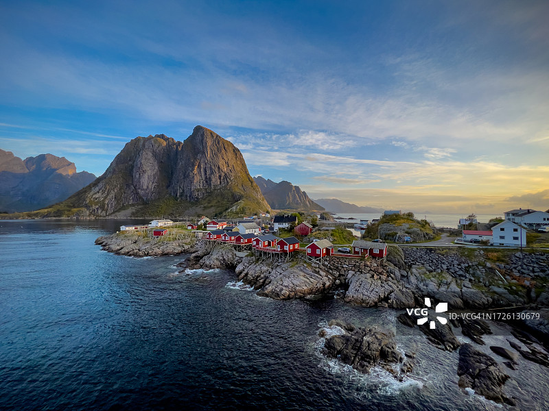 挪威罗弗敦群岛哈姆诺伊的壮丽山景和海岸线图片素材