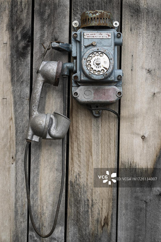 俄罗斯矿工定居点巴伦支堡的老式墙壁电话，位于挪威斯瓦尔巴群岛图片素材