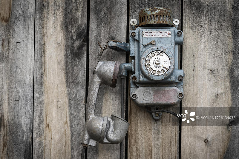 俄罗斯矿工定居点巴伦支堡的老式墙壁电话，位于挪威斯瓦尔巴群岛图片素材