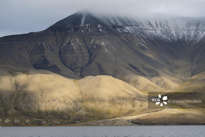 挪威斯瓦尔巴群岛伊萨峡湾傍晚光线图片素材