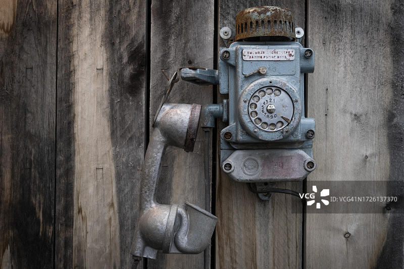 俄罗斯矿工定居点巴伦支堡的老式墙壁电话，位于挪威斯瓦尔巴群岛图片素材