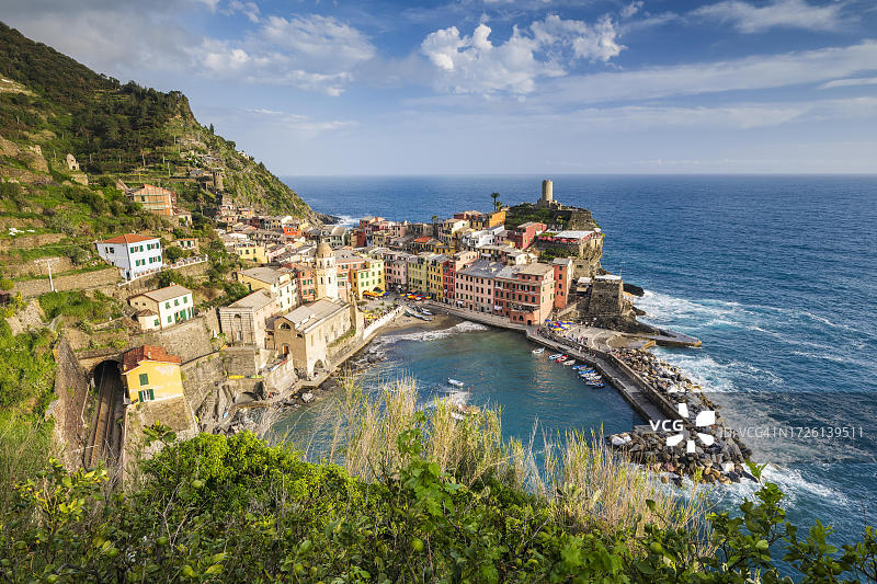 意大利利古里亚五渔村国家公园韦尔纳扎的村庄景色和彩色房屋图片素材