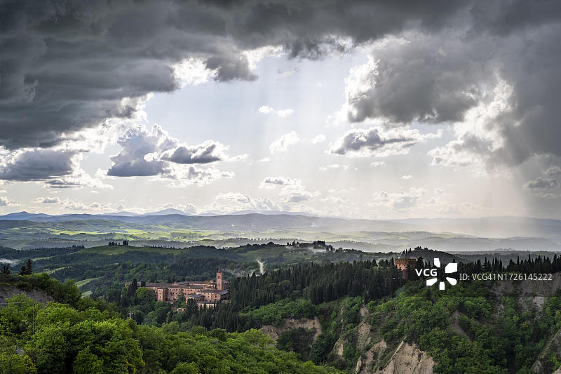 意大利托斯卡纳锡耶纳省大奥利韦托山修道院图片素材