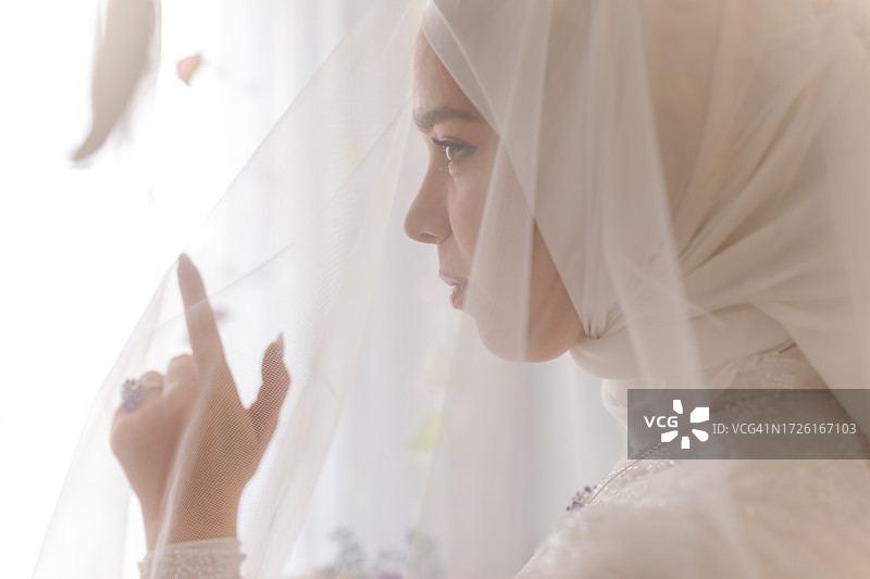 戴着白色透明面纱的穆斯林新娘头像图片素材