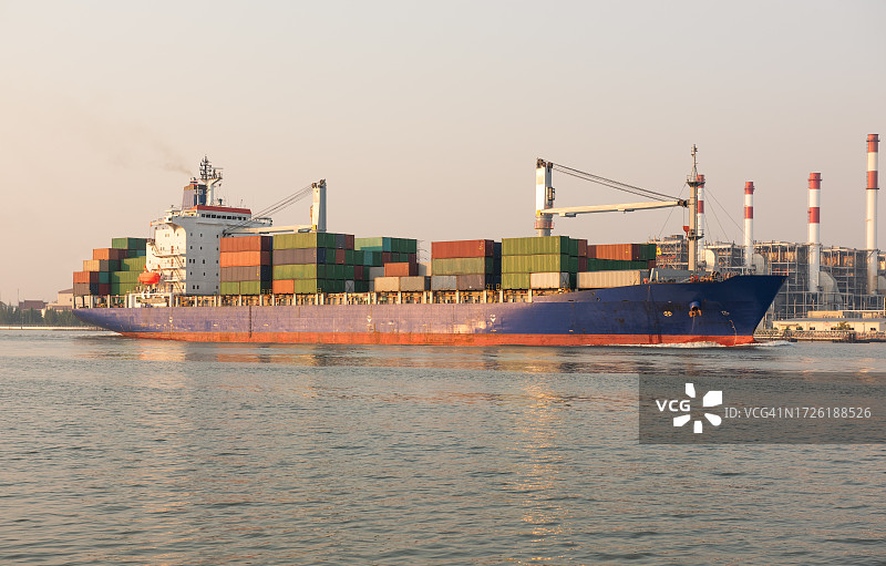 集装箱货船和货机的物流与运输，船厂吊桥工作，物流进出口和运输行业背景图片素材