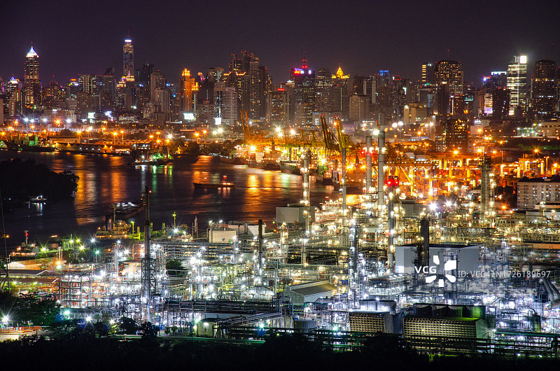 石油炼油厂工业区鸟瞰：石化产业的动力和燃料能源图片素材