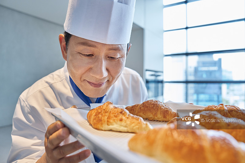 50多岁的男面包师图片素材