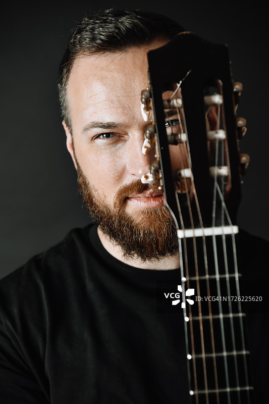 正在调节吉他弦的男音乐人图片素材