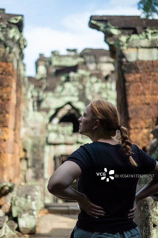 在柬埔寨吴哥窟探险的红发小女孩图片素材