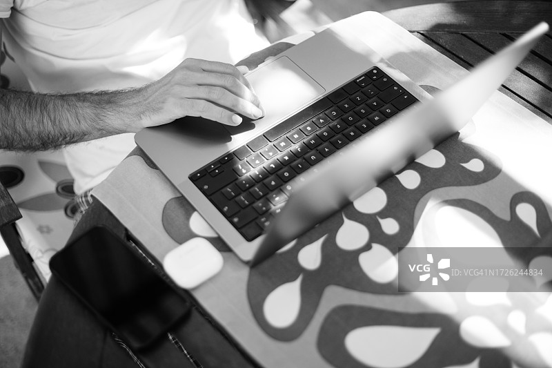 使用笔记本电脑的男人图片素材