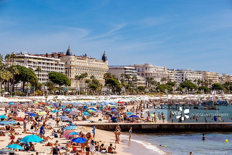 海滩与戛纳克鲁瓦塞特滨海大道豪华酒店，法国蔚蓝海岸图片素材