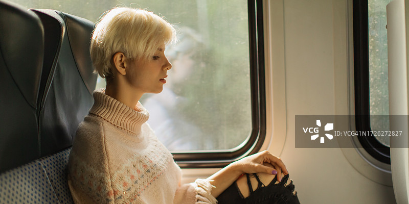 金发女人乘坐火车旅行图片素材