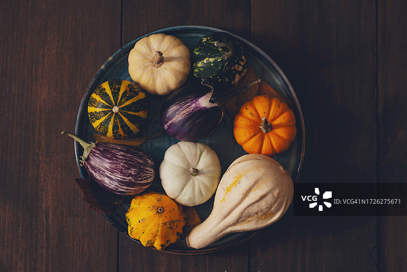 摆满新鲜健康秋季蔬菜的餐桌鸟瞰图图片素材