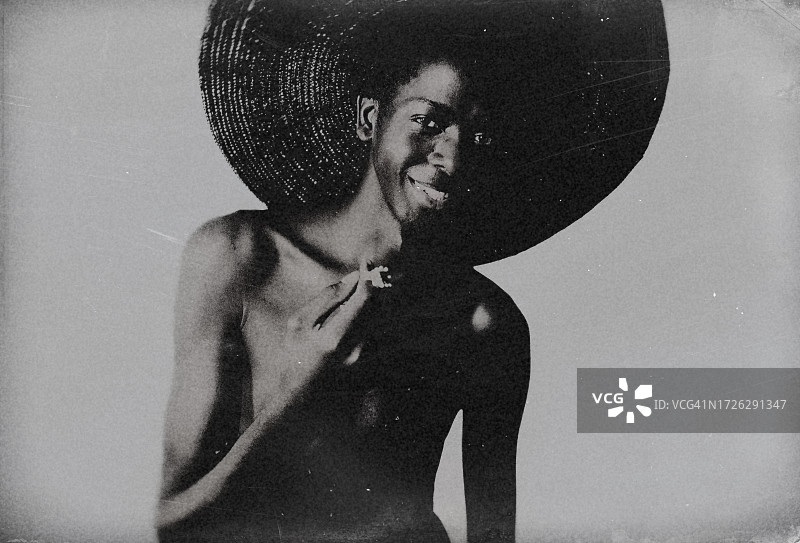 戴着戒指的年轻男人图片素材