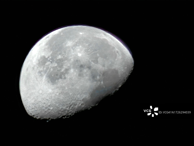 夜晚晴空中的月亮图片素材