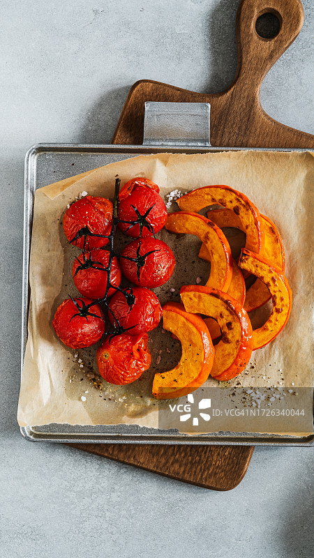 烤南瓜片和樱桃番茄，秋季美食图片素材
