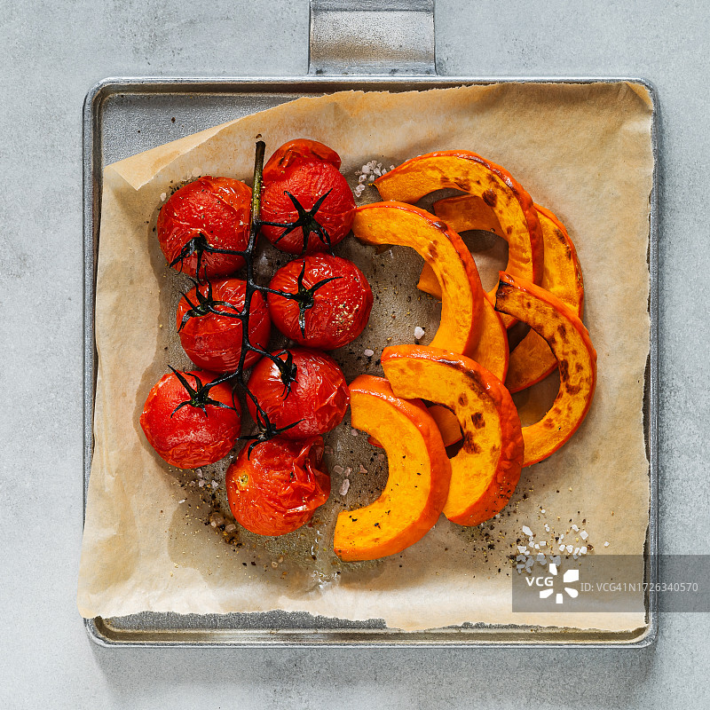 烤南瓜片和樱桃番茄，秋季美食图片素材