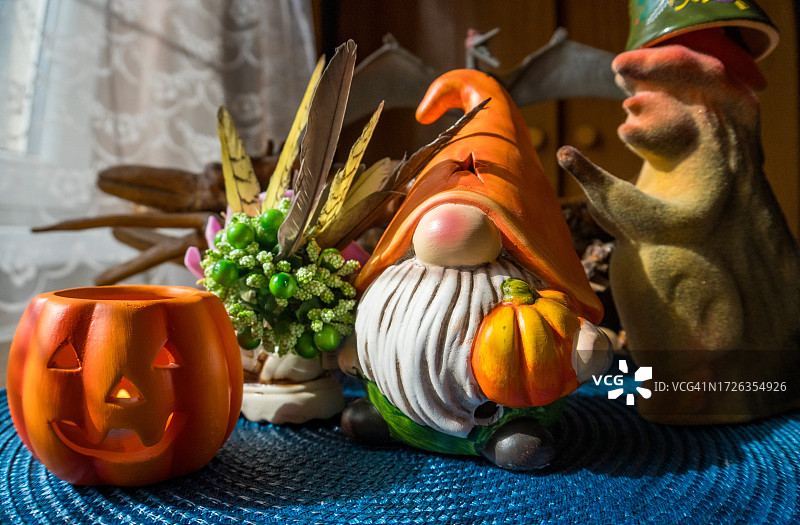 万圣节之夜月光下发光的南瓜灯图片素材