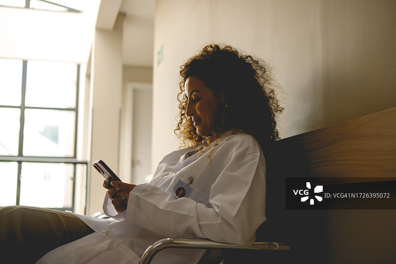 巴西女医生休息时查看手机图片素材