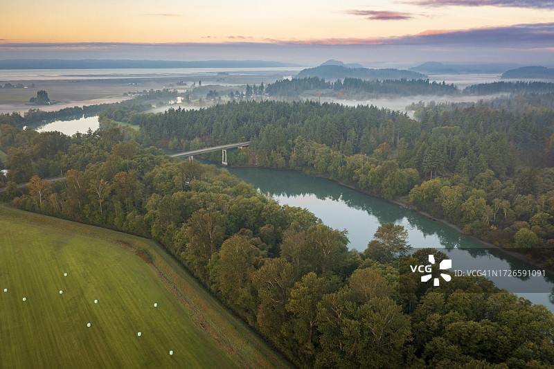 秋季斯卡吉特河的航拍景色图片素材