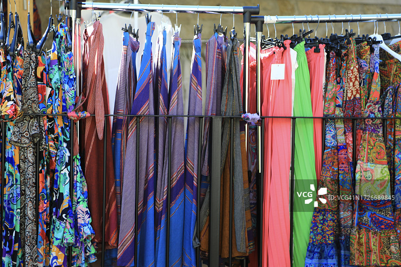 街边纺织品摊位上的彩色面料图片素材
