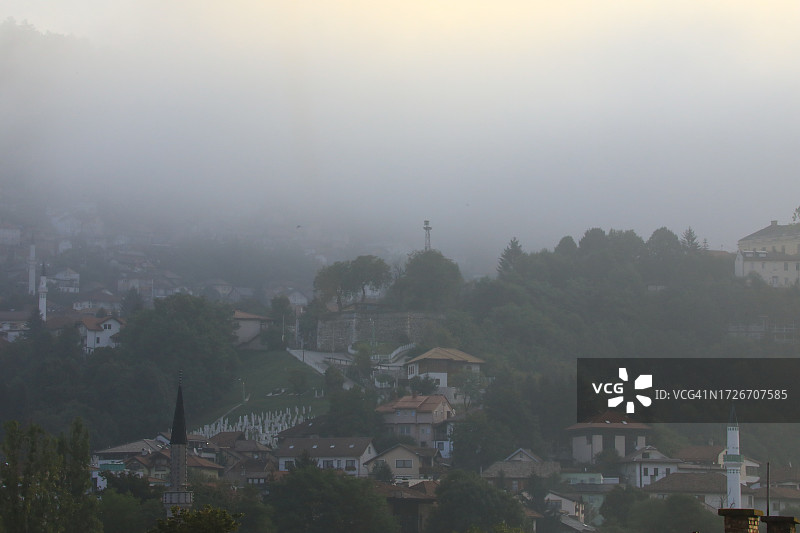 山区雾气笼罩的城市图片素材