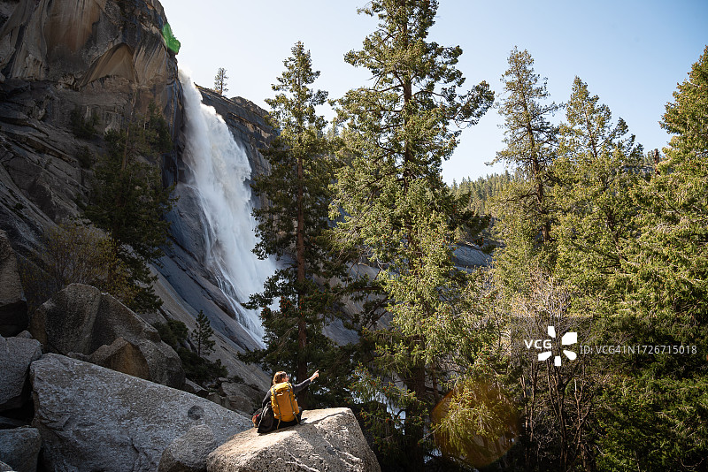 在加利福尼亚州优胜美地国家公园内华达瀑布旁的女人图片素材