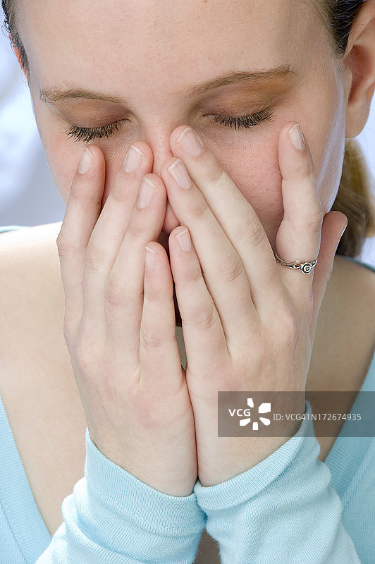 非常悲伤的年轻女人图片素材