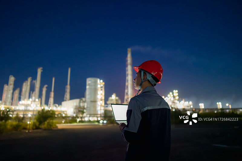 化工厂工程师使用笔记本电脑图片素材