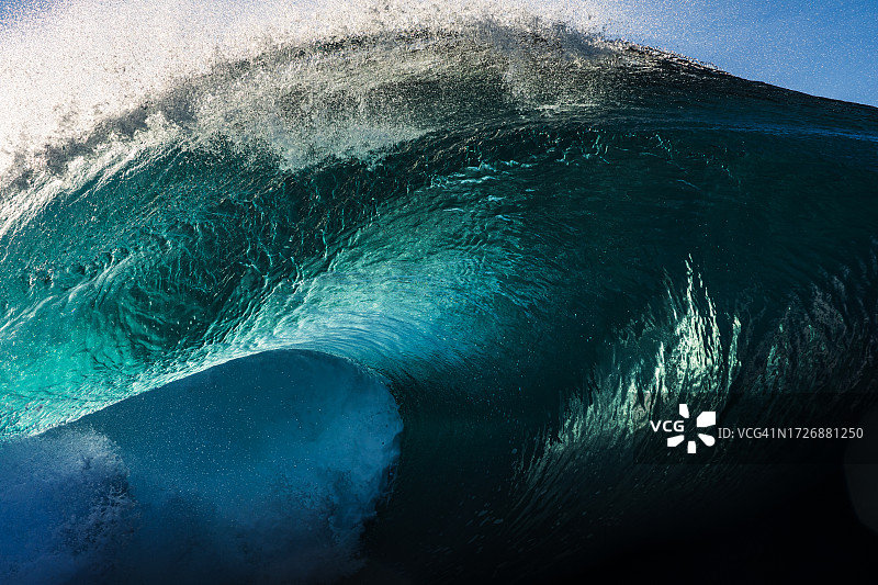 清晨金色光芒中，强力逆光海浪的特写图片素材