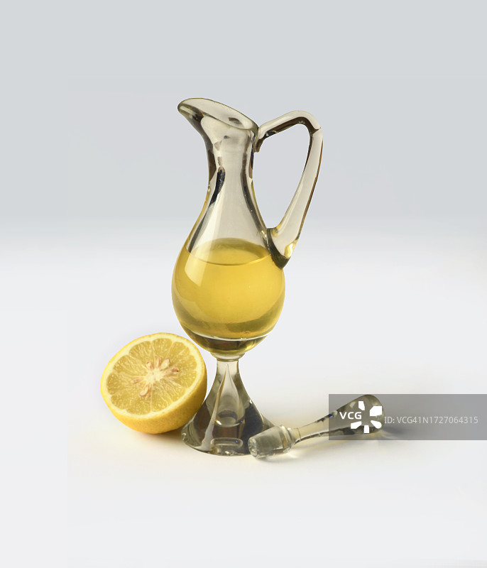 油瓶和半个柠檬图片素材
